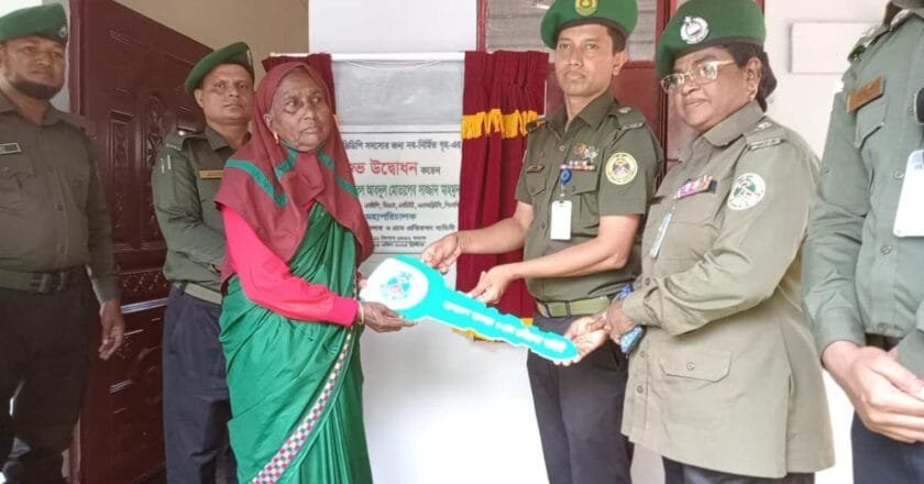 পানছড়িতে নতুন সেমি-পাকা পেলেন ভিডিপি সদস্যা আয়শা খাতুন, উদ্ভোদন করেন বাহিনী প্রধান