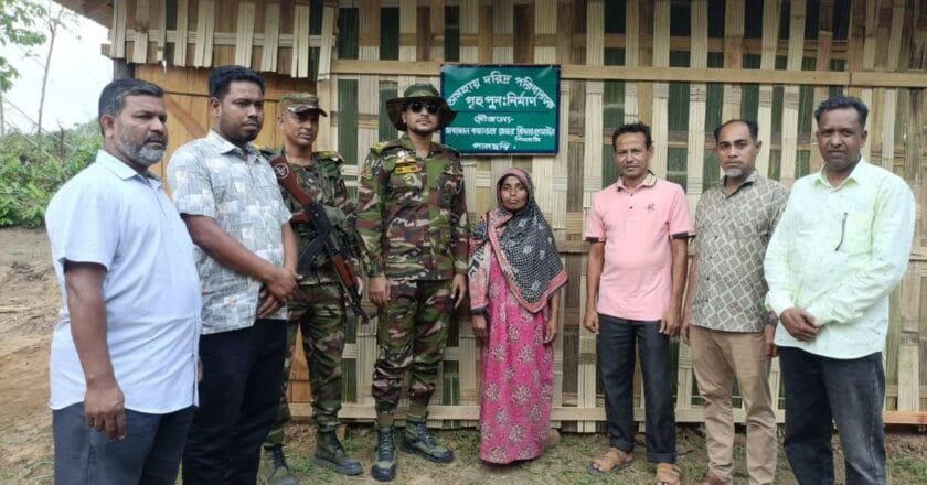 পানছড়িতে দুটি অসহায় পরিবারকে সেনাবাহিনীর নতুন ঘর উপহার