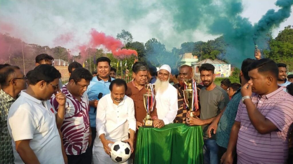 সিরাজগঞ্জে 'মাহমুদ যুগান্তর সংসদ' এর উদ্যোগে ফুটবল লীগ উদ্বোধন করলেন সাইদুর রহমান