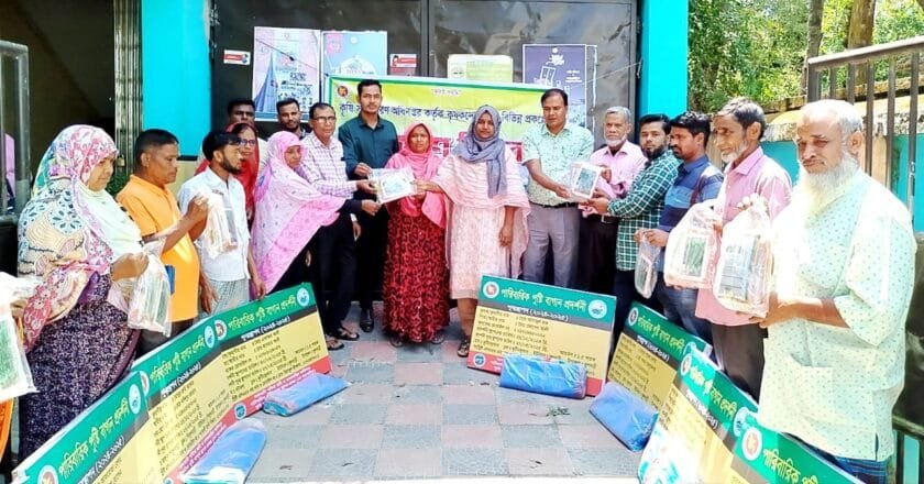ফুলবাড়ীতে কৃষকদের মাঝে কৃষি উপকরণ বিতরণ