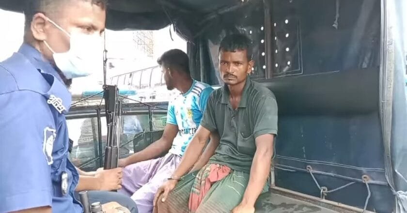 নওগাঁয় মরা গরুর মাংস বিক্রির অভিযোগে ২জনকে পুলিশে সোপর্দ