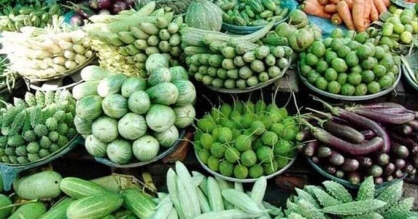 নওগাঁর বাজারে গ্রীষ্মকালীন সবজির সরবরাহ কম থাকায় বেড়েছে দাম