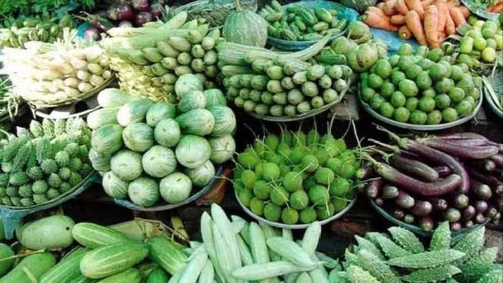 নওগাঁর বাজারে গ্রীষ্মকালীন সবজির সরবরাহ কম থাকায় বেড়েছে দাম