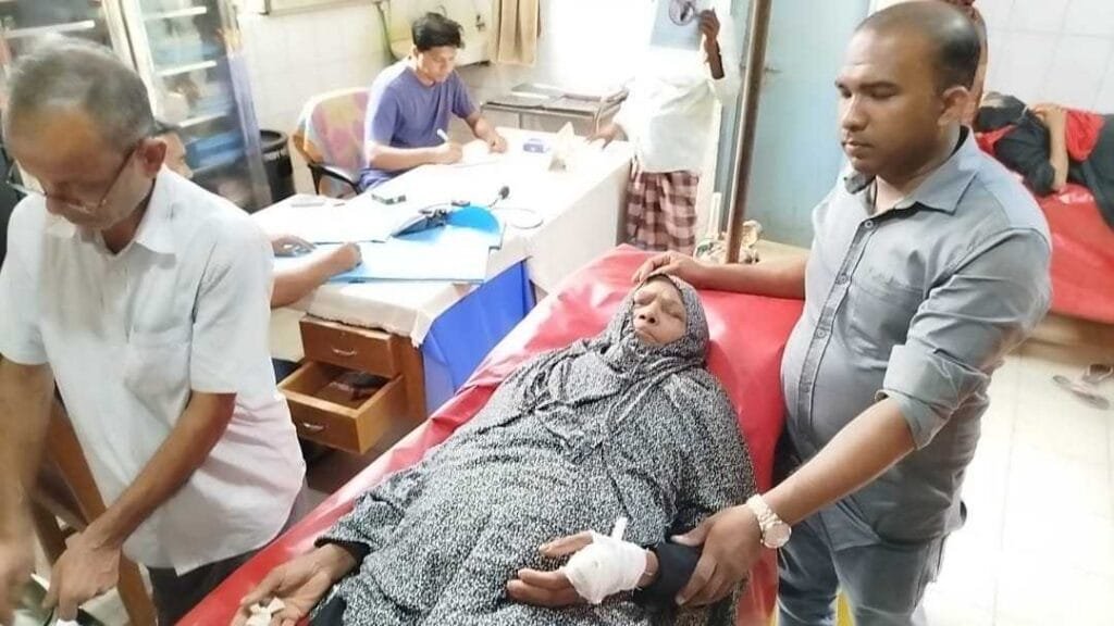 ছেলের দায়ের আঘাতে হাত কাটলো মায়ের