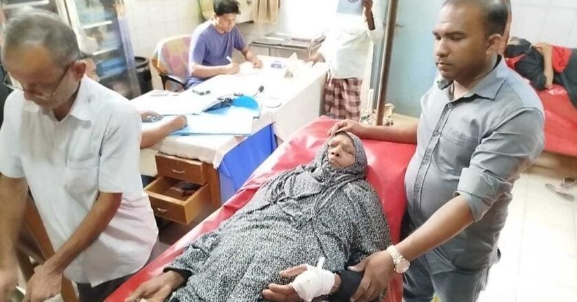 ছেলের দায়ের আঘাতে হাত কাটলো মায়ের