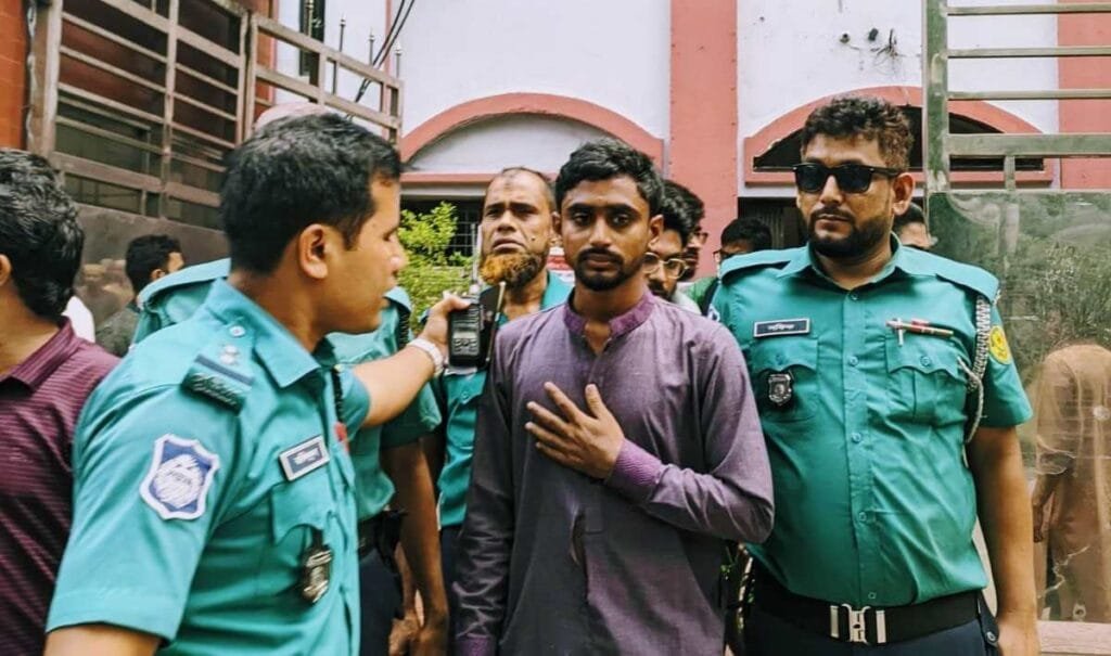 ঢাকা আলিয়ায় ছাত্রদলের হাতে ছাত্রলীগ নেতা আটক, পুলিশে সোপর্দ