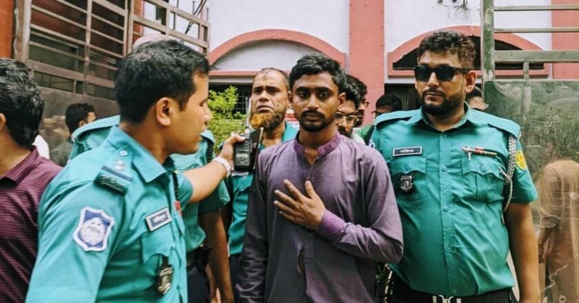 ঢাকা আলিয়ায় ছাত্রদলের হাতে ছাত্রলীগ নেতা আটক, পুলিশে সোপর্দ