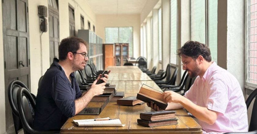 ঢাকা আলিয়া মাদ্রাসার লাইব্রেরিতে গবেষণায় মুগ্ধ বিদেশি দুই গবেষক