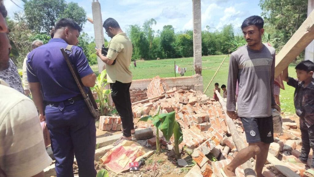 শত্রুতার জেরে নির্মানাধীন পাকাবাড়ীতে হামলা, দেয়াল ও পিলার ভাংচুর