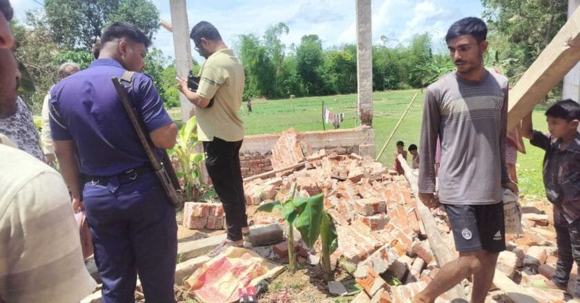 শত্রুতার জেরে নির্মানাধীন পাকাবাড়ীতে হামলা, দেয়াল ও পিলার ভাংচুর