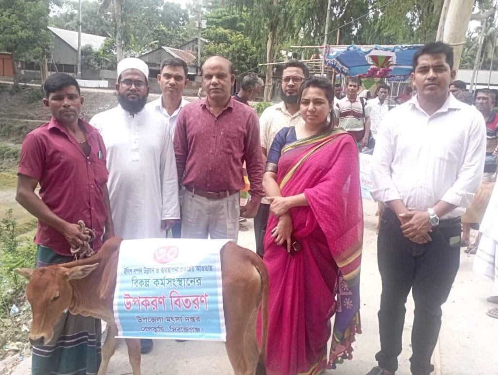 বেলকুচিতে বিনামূল্যে বকনা বাছুর পেল ৩২ জন জেলে