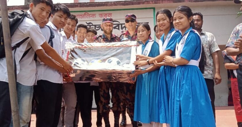 পানছড়িতে বিজিবির শিক্ষা সহায়ক এবং ক্রীড়া সামগ্রী বিতরণ