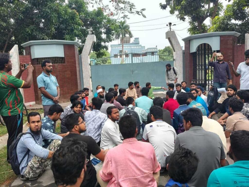 রুয়া নির্বাচন স্থগিতের প্রতিবাদে রাবি উপাচার্যের বাসভবনের সামনে বিক্ষোভ