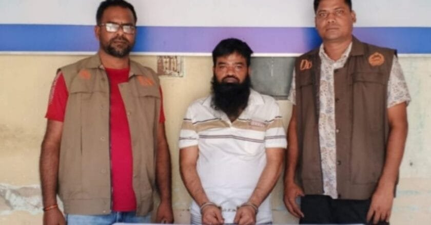 বগুড়ায় আলোচিত সন্ত্রাসী ও মাদক ব্যবসায়ী ঝুমুর সরকার আটক