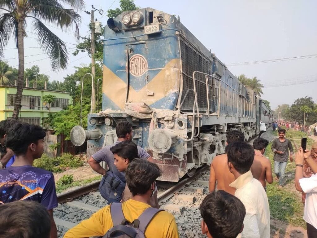 ঝিকরগাছার নাভারন সাতক্ষীরা মোড়ে ট্রাক-ট্রেনের ভয়াবহ সংঘর্ষ