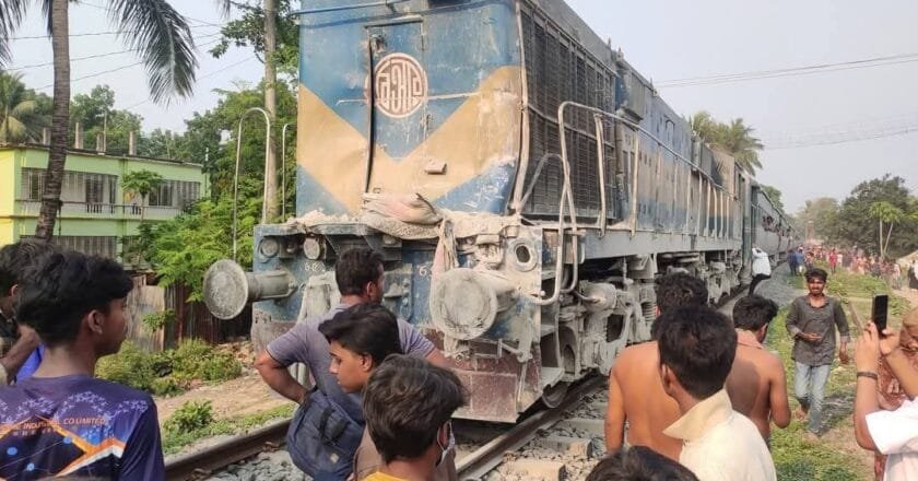 ঝিকরগাছার নাভারন সাতক্ষীরা মোড়ে ট্রাক-ট্রেনের ভয়াবহ সংঘর্ষ