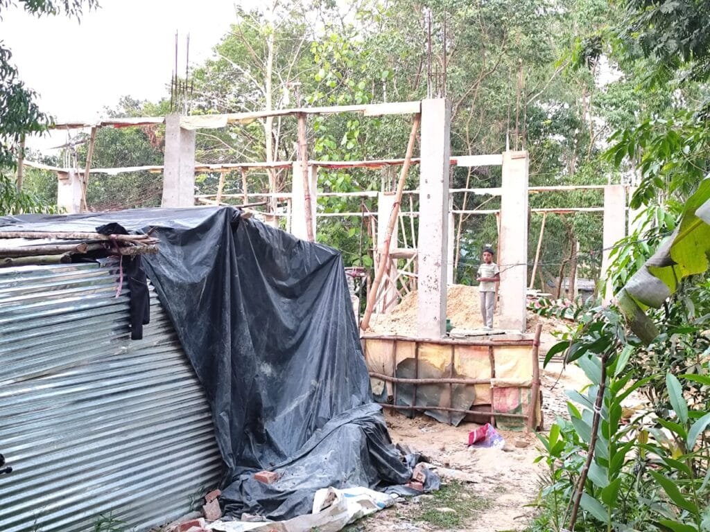 আদালতের নিষেধাজ্ঞা অমান্য করে স্থাপনা নির্মাণের অভিযোগ