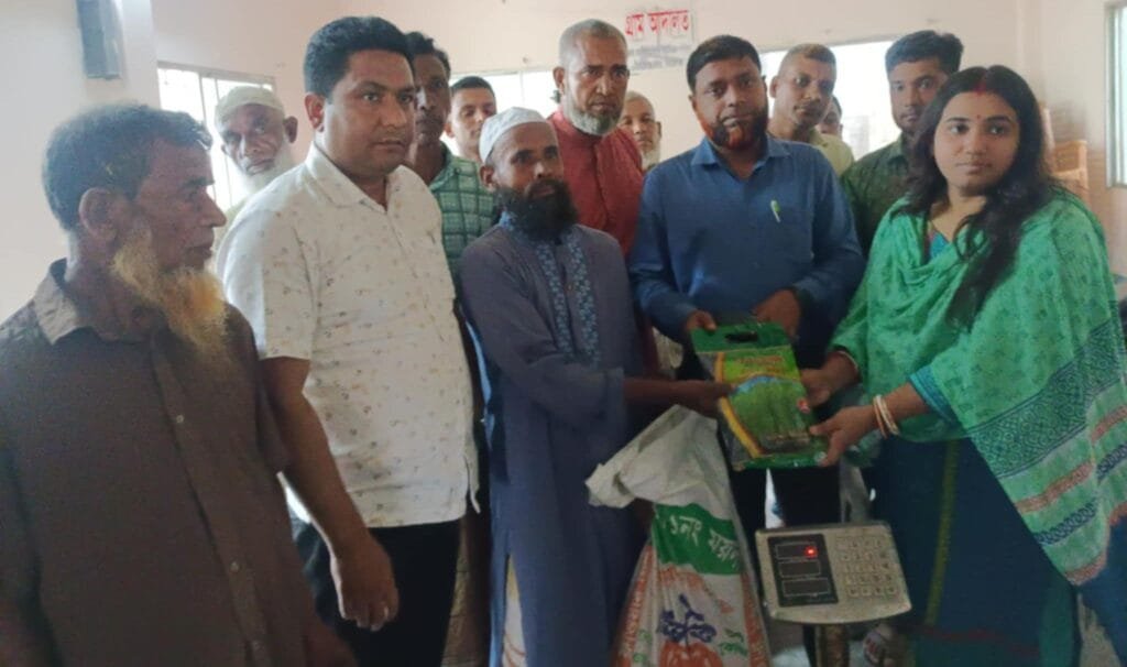 কালিয়াহরিপুর ইউনিয়নের ক্ষুদ্র ও প্রান্তিক পাটচাষীদের মাঝে বিনামূল্যে পাটবীজ ও সার বিতরণ
