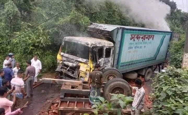 খাগড়াছড়িতে কাভার্ডভ্যান ও ট্রাক্টরের মুখোমুখি সংঘর্ষ, আহত চার