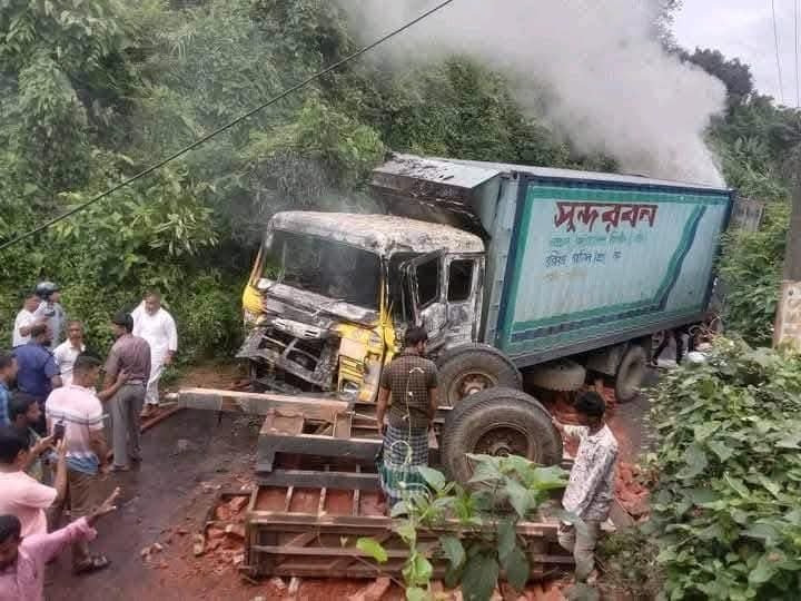 খাগড়াছড়িতে কাভার্ডভ্যান ও ট্রাক্টরের মুখোমুখি সংঘর্ষ, আহত চার