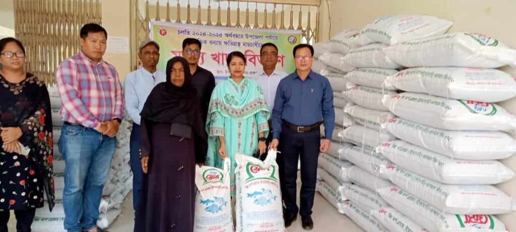 পানছড়িতে বন্যায় ক্ষতিগ্রস্তদের মাঝে মৎস্য খাদ্য বিতরণ