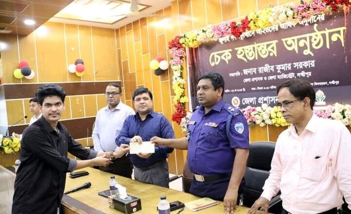 লক্ষ্মীপুরে জুলাই গণঅভ্যুত্থানে আহতদের আর্থিক অনুদানের চেক হস্তান্তর