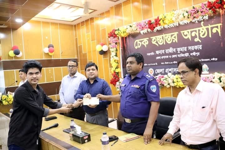 লক্ষ্মীপুরে জুলাই গণঅভ্যুত্থানে আহতদের আর্থিক অনুদানের চেক হস্তান্তর