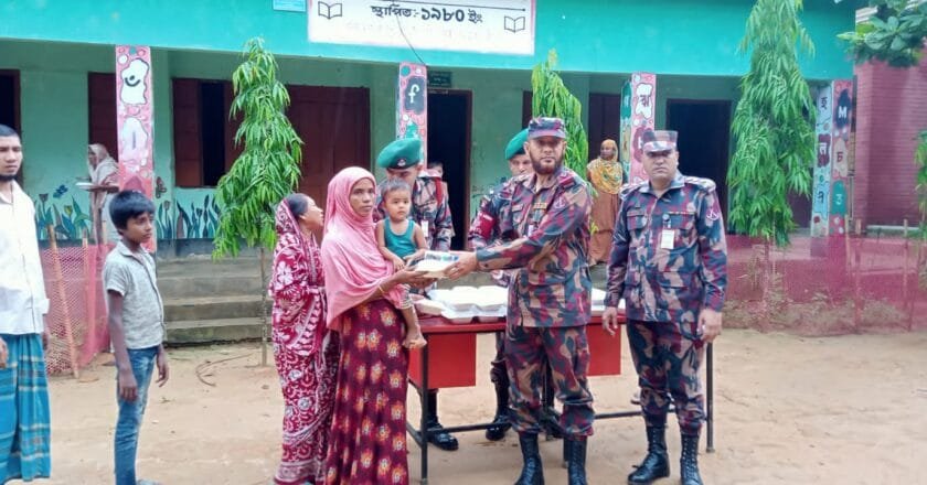 পাহাড় ধ্বসে আশ্রয় নেওয়া মানুষের মাঝে বিজিবির খাদ্য বিতরণ
