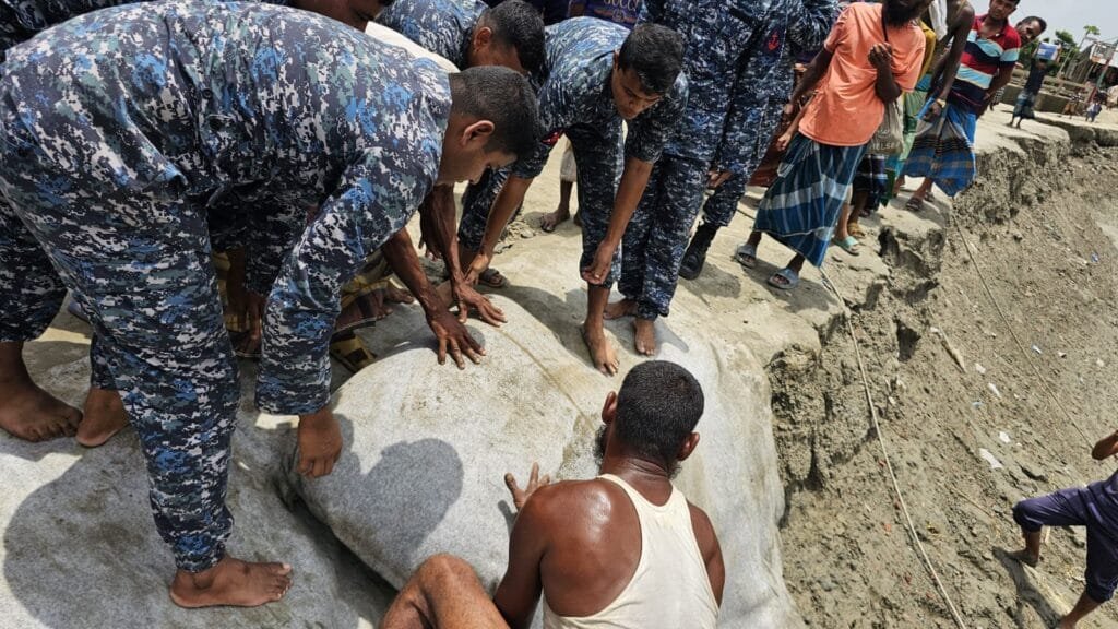 তজুমদ্দিনে ভাঙ্গা বেড়িবাঁধ মেরামত কাজে অংশ নিলেন নৌ বাহিনী
