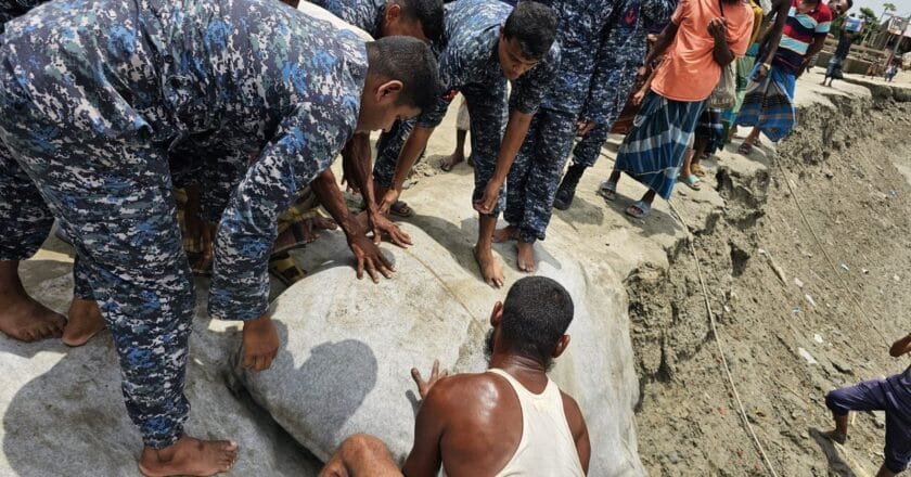 তজুমদ্দিনে ভাঙ্গা বেড়িবাঁধ মেরামত কাজে অংশ নিলেন নৌ বাহিনী
