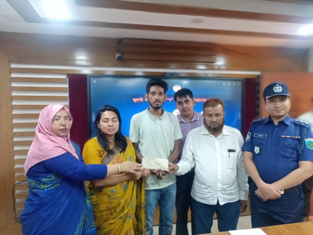 বেলকুচিতে জুলাই গণ-অভ্যুত্থানের যোদ্ধাদের মাঝে চেক বিতরণ