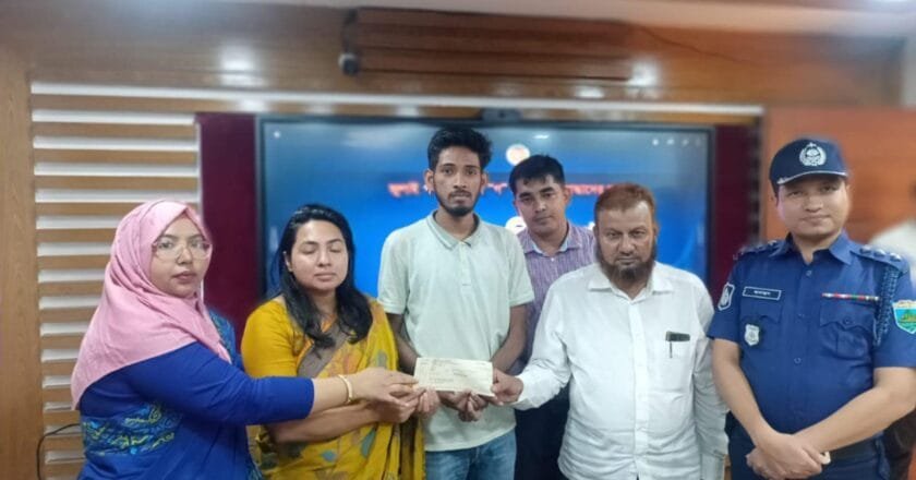 বেলকুচিতে জুলাই গণ-অভ্যুত্থানের যোদ্ধাদের মাঝে চেক বিতরণ