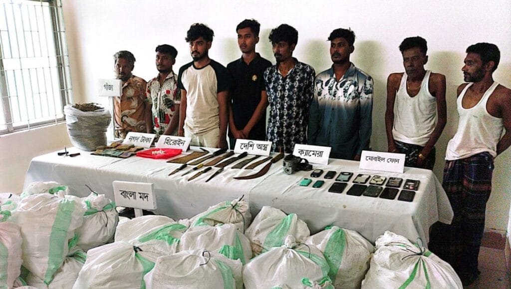 বগুড়ায় রাতভর সেনাবাহিনীর অভিযানে বিপুল পরিমাণ মাদক ও অস্ত্র উদ্ধার; আটক ১০