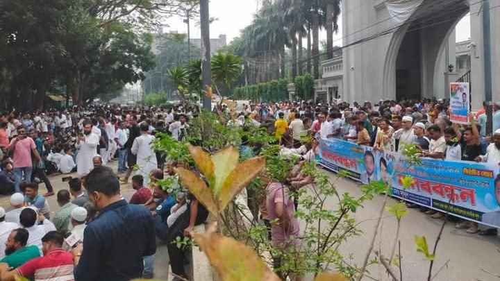 মেয়র হিসেবে ইশরাকের শপথ চেয়ে নগর ভবনের সামনে আজও বিক্ষোভ
