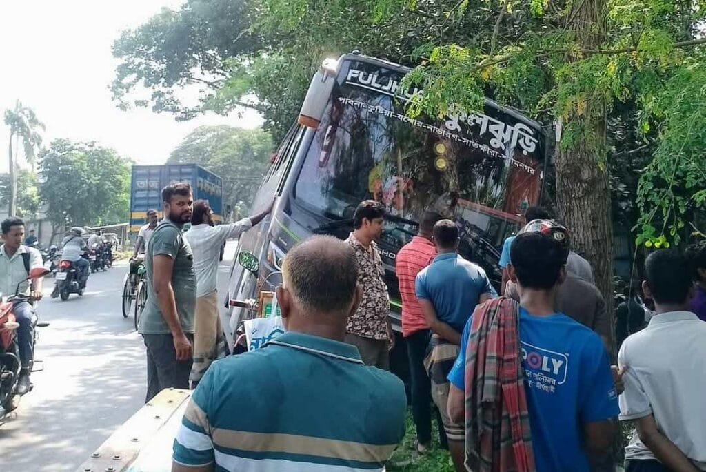 যশোরে সড়ক দুর্ঘটনা, শঙ্কামুক্ত যাত্রীরা