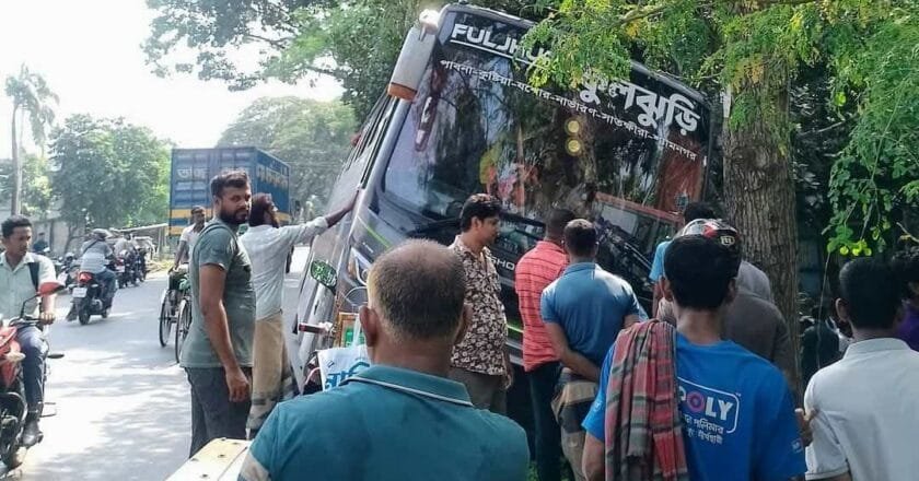 যশোরে সড়ক দুর্ঘটনা, শঙ্কামুক্ত যাত্রীরা