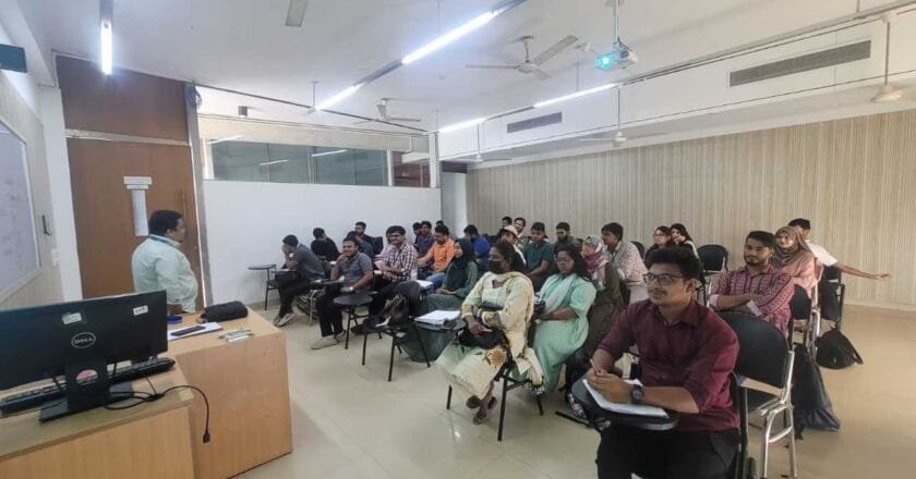 ক্লাসে ফিরেছে ইউআইইউ শিক্ষার্থীরা