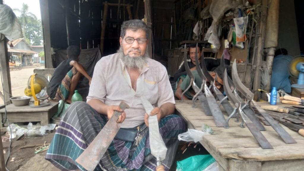 কোরবানির ঈদ উপলক্ষে টুং টাং শব্দে মুখরিত সলঙ্গার কামারপট্টি