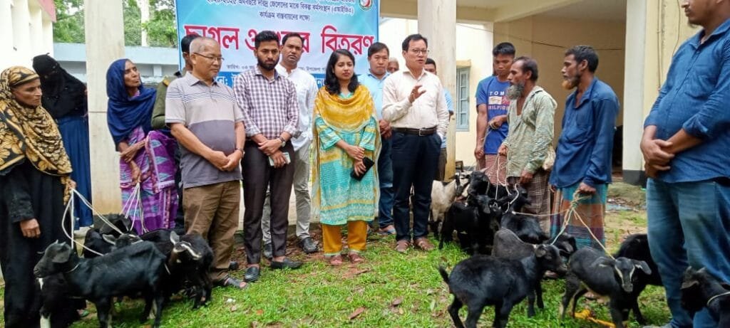 পানছড়িতে দরিদ্র জেলেদের মাঝে ছাগল ও শুকর বিতরণ
