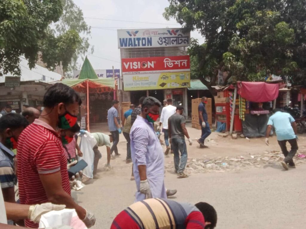 বদলগাছীতে বিএনপি নেতার উদ্যোগে বাজারের ময়লা আবর্জনা পরিস্কার করলেন শতাধিক নেতাকর্মী