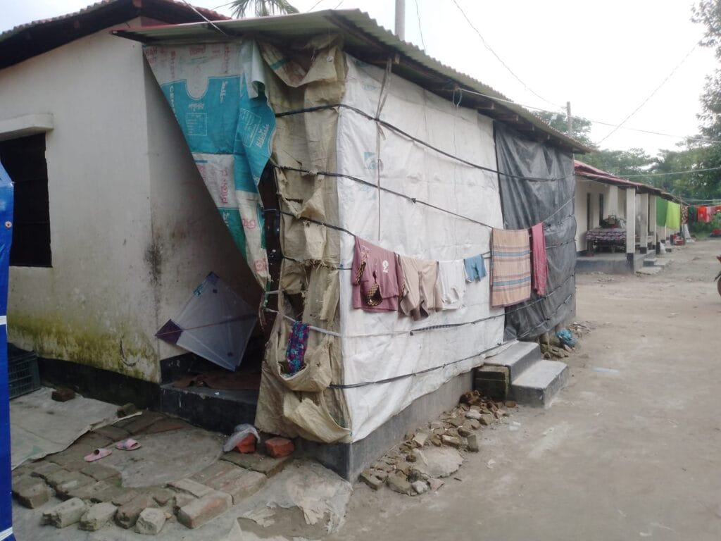 বানারীপাড়ায় তালাবদ্ধ ঘরের সামনে মানবেতর জীবনযাপন ৩১ পরিবারের