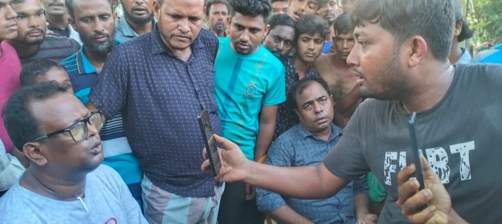 জনতার রোষে পুলিশ!ফুলবাড়ীতে হামলাকারীদের পক্ষ নেয়ার অভিযোগে ৪ পুলিশ ক্লোজড
