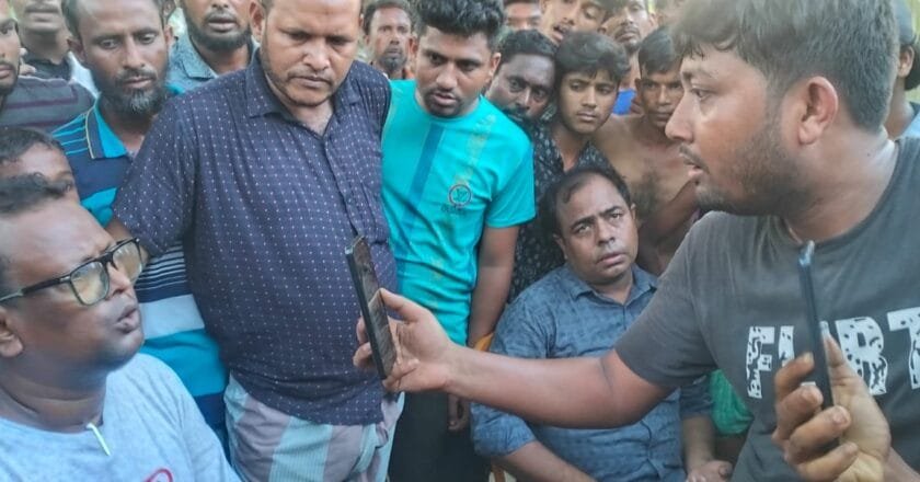 জনতার রোষে পুলিশ!ফুলবাড়ীতে হামলাকারীদের পক্ষ নেয়ার অভিযোগে ৪ পুলিশ ক্লোজড