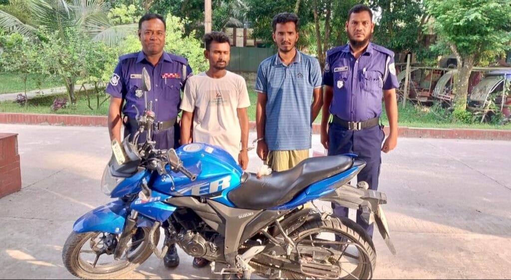 নাগেশ্বরীতে ইয়াবা দিয়ে অন্যকে ফাঁসাতে গিয়ে পুলিশের জালে ধরা ২ যুবক