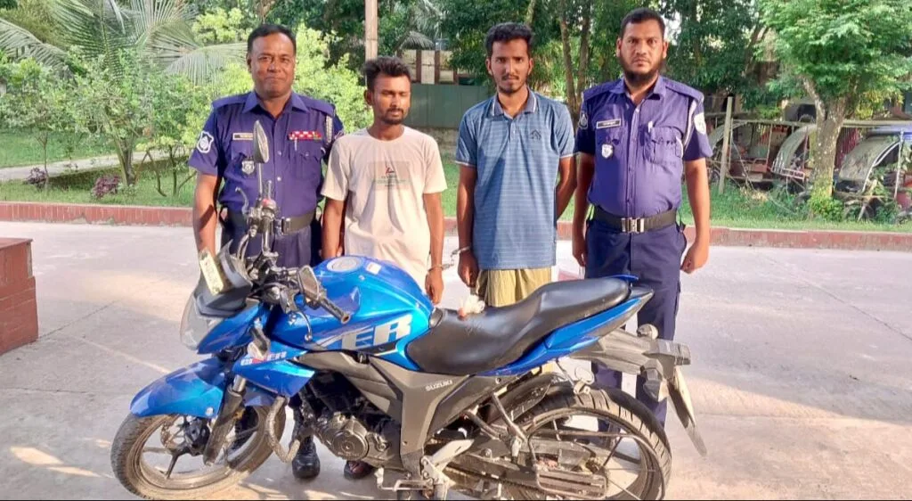 নাগেশ্বরীতে ইয়াবা দিয়ে অন্যকে ফাঁসাতে গিয়ে পুলিশের জালে ধরা ২ যুবক