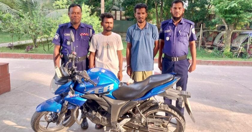 নাগেশ্বরীতে ইয়াবা দিয়ে অন্যকে ফাঁসাতে গিয়ে পুলিশের জালে ধরা ২ যুবক