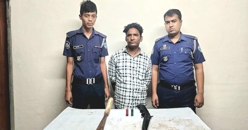 লোহাগাড়ায় যৌথ অভিযানে দুর্ধর্ষ ডাকাত আটক, অস্ত্র ও গুলি উদ্ধার