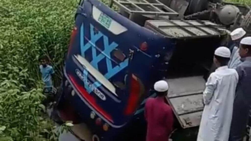 কাজিপুরে যাত্রীবাহি বাস উল্টে খাদে; নিহত-১ ও আহত ৪