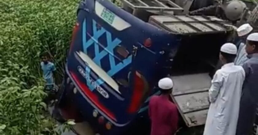 কাজিপুরে যাত্রীবাহি বাস উল্টে খাদে; নিহত-১ ও আহত ৪