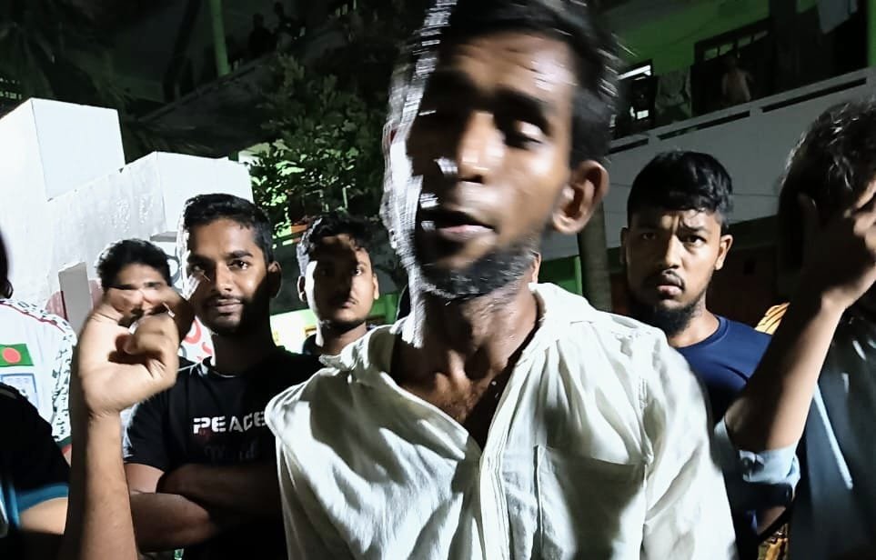 ঢাকা আলিয়ার হলে চোর আটক, গার্ড-প্রশাসনের ঘুম ভাঙবে এবার!